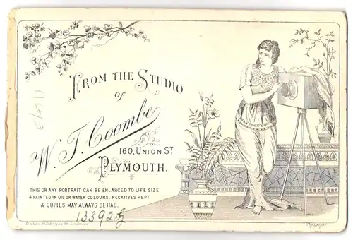 Fotografie W. T. Coombe, Plymouth, 160 Union St., Frau im Jugendstil Kleid an einer Plattenkamera