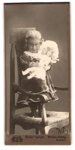 Fotografie Atelier Spiegel, Braunschweig, Damm 9, Portrait niedliches Mädchen im Kleid mit grosser Puppe im Arm