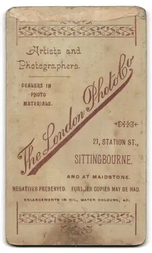 Fotografie The London Photographic Co., Sittingbourne, 21 Station St., Mutter mit Kind im Arm, Mutterglück