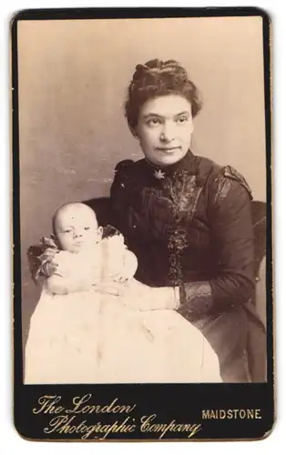 Fotografie The London Photographic Co., Maidstone, junge Mutter im Biedermeierkleid mit Kind im Arm, Mutterglück