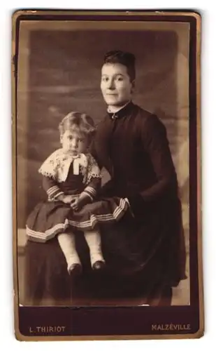 Fotografie L. Thiriot, Malzeville, Portrait Mutter mit ihrer Tochte auf dem Schoss, Mutterglück