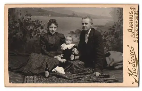 Fotografie Moderne, Aarhus, Sondergade 32, Portrait Mutter und Vater mit Kleinkind und Ceres Bierflaschen, Mutterglück