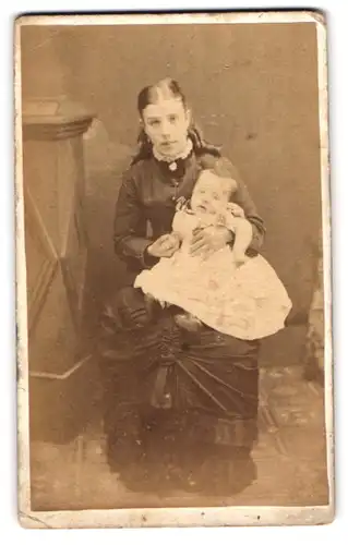 Fotografie G. J. Hawkes, Milton, New Road 3, Portrait junge Muttter im Biedermeierkleid mit Kind im Arm, Mutterglück