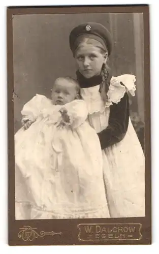 Fotografie W. Dalchow, Egeln, Portrait Mädchen im weissen Kleid mit Kind im Arm, Mutterglück