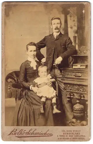 Fotografie Bolko Schmiechen, Sunderland, Hight St. 135, Portrait Mutter und Vater mit Tochter auf dem Schoss, Mutterglück