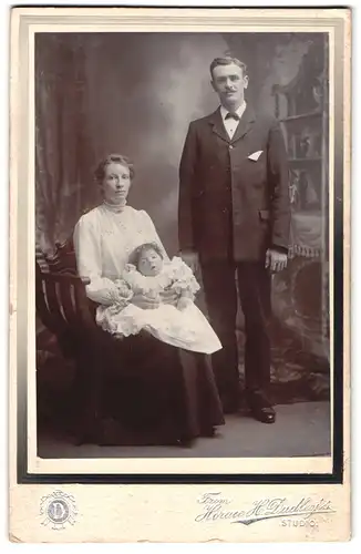Fotografie Horace H. Dudley`s, Worcester, Portrait Mutter und Vater mit kleiner Tochter, Mutterglück