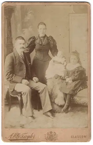 Fotografie A. & G. Taylor, Glasgow, St. Vincent Place 13, Portrait Mutter Vater und zwei Kinder im Atelier, Mutterglück