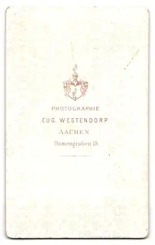 Fotografie Eug. Westendorp, Aachen, Damengraben 19, Portrait Pastor im Talar sitzend im Atelier