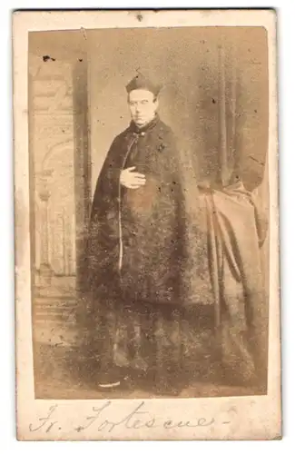 Fotografie unbekannter Fotograf und Ort, Portrait hoher Geistlicher im Talar mit Mantel