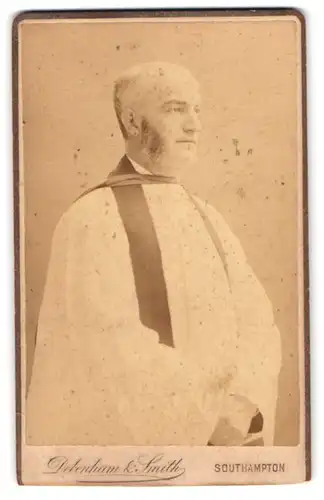 Fotografie Debenham & Smith, Southampton, Portrait Priester im weissen Talar mit Backenbart