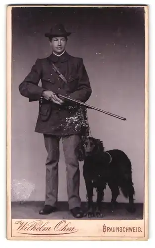 Fotografie Wilhelm Ohm, Braunschweig, Rossstr. 3, Portrait junger Jäger mit Flinte und Jagdhund