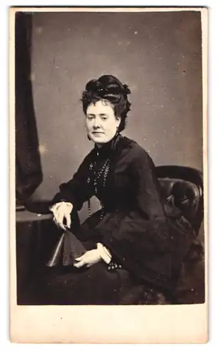 Fotografie London Photographic Comp., Margate, Portrait Dame im schwarzen Biedermeierkleid mit Fächer und Halskette
