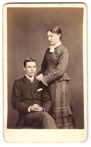 Fotografie J. Bell, Frome, Catherine Street, Portrait junges Paar im Biedermeierkleid und Anzug im Atelier
