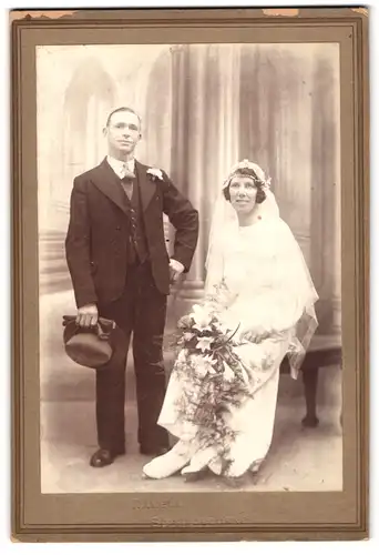 Fotografie Ramell, Sittingbourne, Portrait englisches Brautpaar im Hochzeitskleid und Anzug mit Stetson