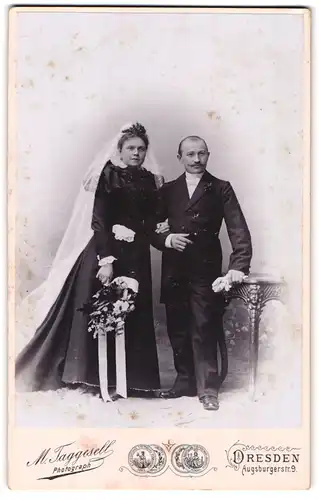 Fotografie M. Taggesell, Dresden, Augsburgerstr. 9, Portrait Eheleute im schwarzen Brautkleid mit Schleier und Anzug
