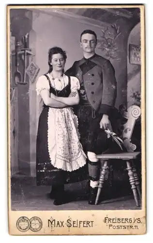 Fotografie Max Seifert, Freiberg i. S., Poststr. 11, Portrait junges Paar in Tracht mit Dirndl und Lederhose