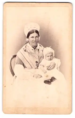 Fotografie J. Richard, Maenedorf, Portrait Mutter im Trachtenkleid mit Kind auf dem Schoss, Mutterglück