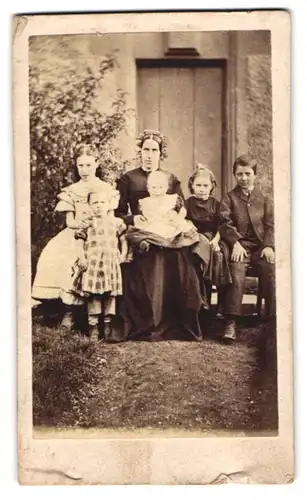 Fotografie unbekannter Fotograf und Ort, Portrait Mutter mit fünf Kindern im Garten, Mutterglück