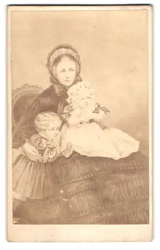 Fotografie unbekannter Fotograf und Ort, Gemälde Mutter mit zwei Kindern, Mutterglück