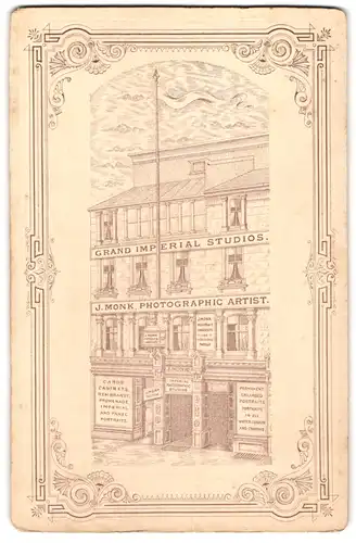 Fotografie J. Monk, Preston, Church Street 135, Ansicht Preston, Ateliersgebäude von Aussen mit Werbung für Fotografen