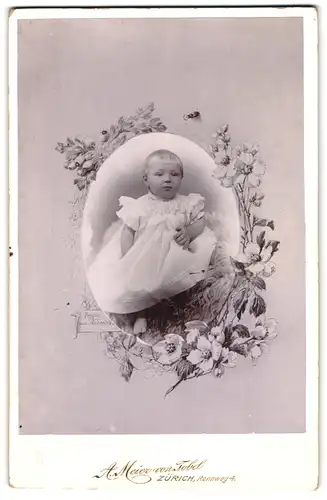 Fotografie A. Meier von Tobel, Zürich, Rennweg 4, Portrait Kleinkind im weissen Kleid auf einem Fell