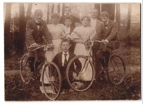 Fotografie unbekannter Fotograf und Ort, junge Leute mit Ihren Fahrrädern samt Karbidlampe, Peitsche