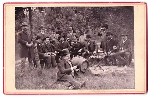 Fotografie unbekannter Fotograf und Ort, illustre Herrenrunde im Wald mit Bötzow Bierfass und Schwarzbier