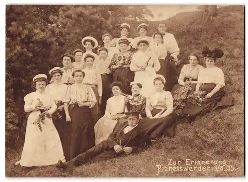 Fotografie unbekannter Fotograf, Ansicht Pichelswerder, illustre Damenrunde beim Ausflug mit Bierflaschen und Traubenwei