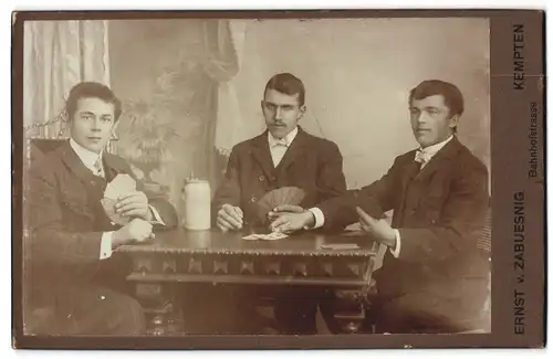 Fotografie Ernst v. Zabuesnig, Kempten, Bahnhofst., Portrait drei Herren bei einer Runde Skat mit Bierkrug Hofbräu