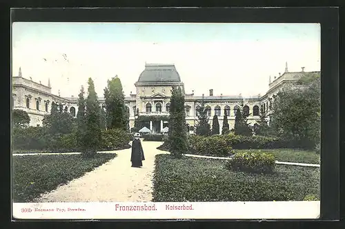 AK Franzensbad, Kaiserbad mit Dame im Garten