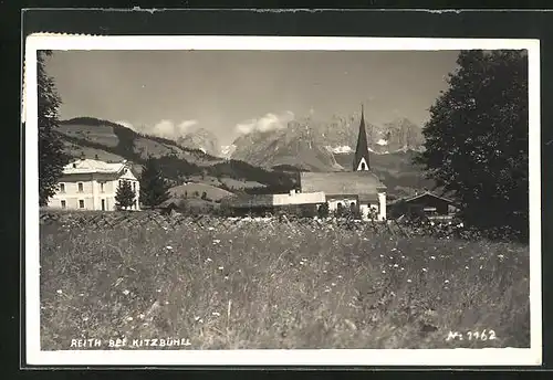 AK Reith b. Kitzbühel, Ortspartie gegen Gebirgskette