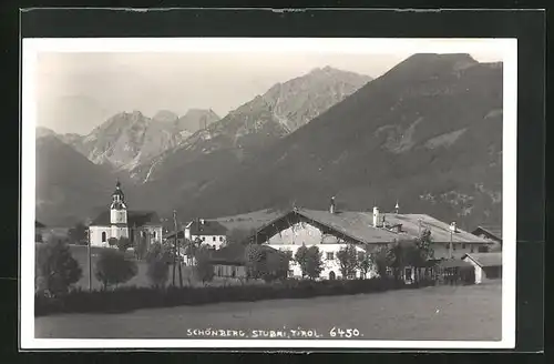 AK Schönberg, Ortsansicht mit Kirche mit Gebirge