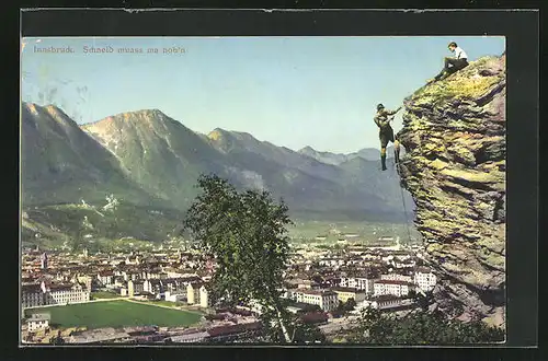 AK Innsbruck, Blick auf Stadt und Bergkulisse, Bergsteiger