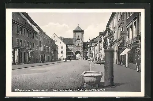 AK Villingen /Bad Schwarzwald, Rietstrasse mit Geschäften, Riettor und Handwerkerbrunnen