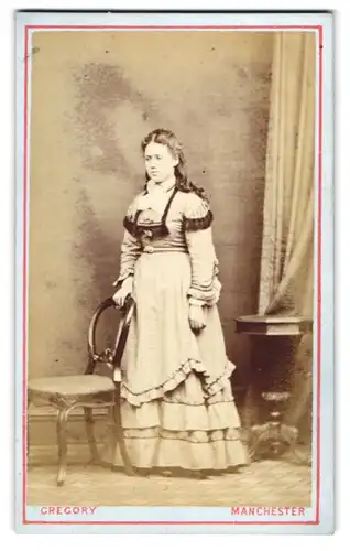 Fotografie G. Gregory, Manchester, 12, Stretford Raod, Portrait junge Dame im Kleid