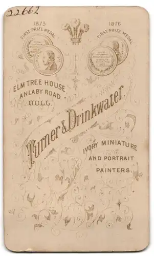 Fotografie Turner & Drinkwater, Hull, Anlaby Road, Portrait junger Herr im karierten Anzug mit verschränkten Armen