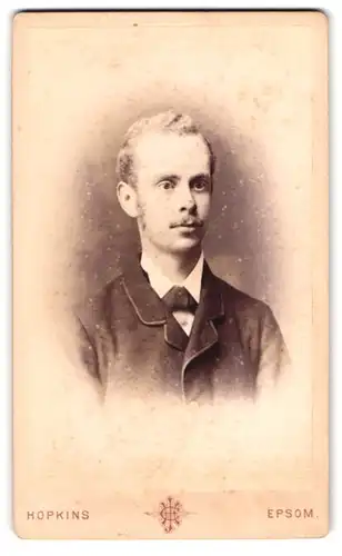 Fotografie C J. Hopkins, Epsom, Portrait junger Herr im Anzug mit Fliege