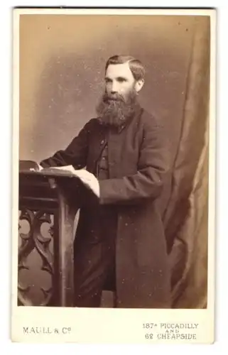 Fotografie Maull & Co., London, 187 A Piccadilli, Portrait junger Herr mit Vollbart im Mantel