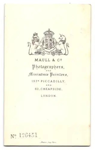 Fotografie Maull & Co., London, 187 A Piccadilli, Portrait junger Herr mit Vollbart im Mantel