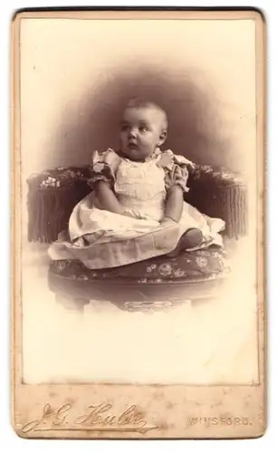 Fotografie J. G. Hulse, Winsford, Portrait süsses Kleinkind im Kleid