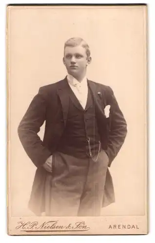 Fotografie H. P. Nielsen & Sön, Arendal, Torvet, Portrait junges Herr in modischer Kleidung