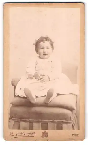 Fotografie Emile Bloomfield, Havre, 39, Rue Sery, Portrait süsses Kleinkind im weissen Kleid