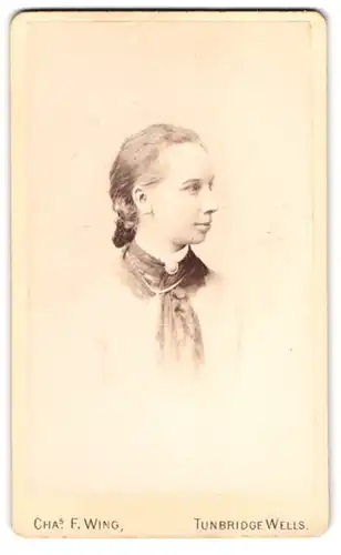 Fotografie Chas. F. Wing, Tunbridge Wells, Portrait junge Dame mit Kragenbrosche