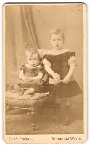 Fotografie Chas. F. Wing, Tunbridge Wells, Portrait kleines Mädchen im Kleid mit Kleinkind