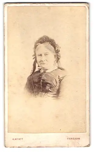 Fotografie A. Wyatt, Fareham, Portrait ältere Dame mit Haube