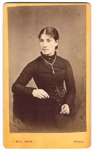 Fotografie J. Bell, Frome, Catherine Street, Portrait junge Dame im Kleid mit Halskette