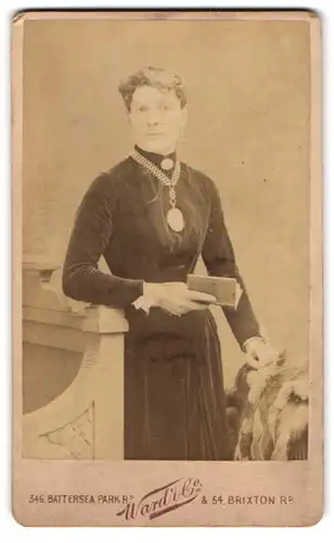 Fotografie Ward & Co., London, 346, Battersea Park Rd., Portrait junge Dame im Samtkleid mit Amulett