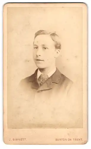 Fotografie J. Simnett, Burton on Trent, 154, Station Street, Portrait junger Herr im Anzug mit Krawatte