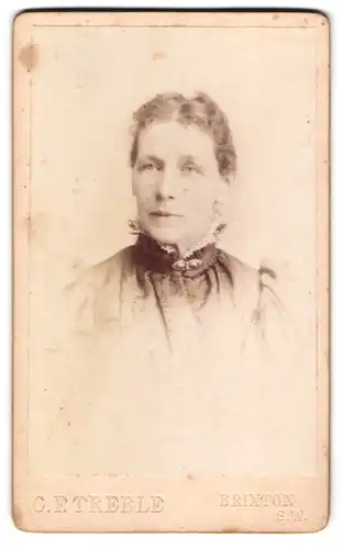 Fotografie Charles F. Treble, Brixton-SW, 373, Brixton Road, Portrait bürgerliche Dame mit Kragenbrosche