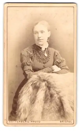 Fotografie M. Guttenberg, Bristol-Clifton, 29, Triangle, Portrait elegante Dame mit Kragenbrosche und Medaillon